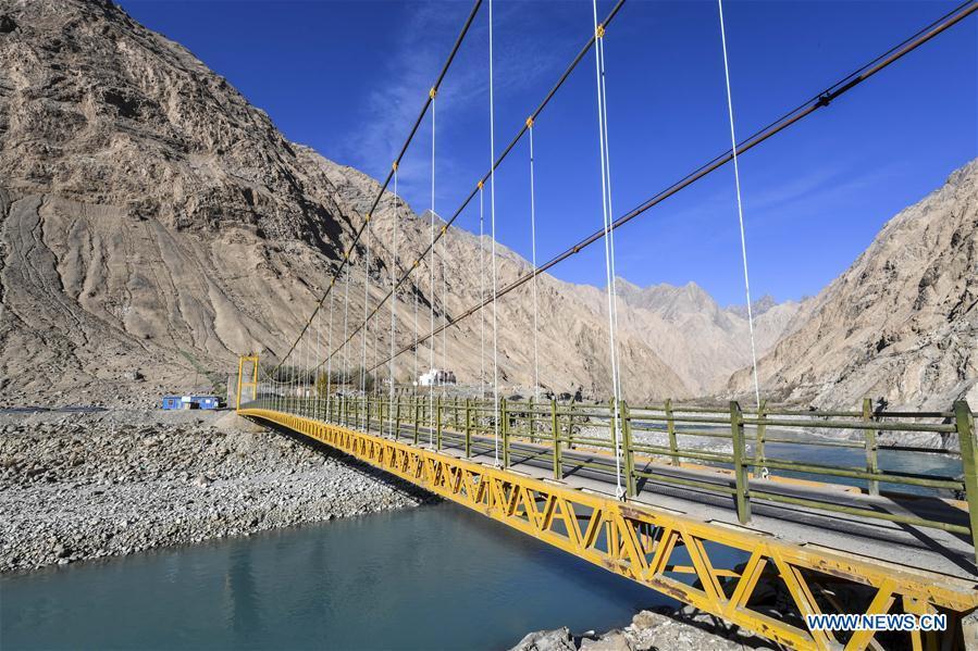 Photo taken on Nov. 11, 2018 shows a steel bridge in Datong Township of Taxkorgan Tajik Autonomous County, northwest China\'s Xinjiang Uygur Autonomous Region. The infrastructure construction here has improved the traffic condition of the once isolated township.(Xinhua/Hu Huhu)