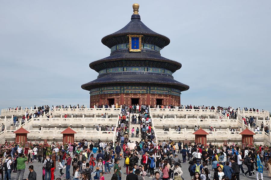The Temple of Heaven is a symbol of feudal imperial ideology and its profound ritual culture. (PHOTO BY SU YANG/FOR CHINA DAILY)

The Central Axis of Beijing provides a convenient way to discover different aspects of this multifaceted city

Antonio Roberto Quiroz Soto had a great time in Beijing during the summer.

A Mexican student of Sinology at the Yenching Academy of Peking University, Soto explored the history, trends and customs of the capital\'s Central Axis during the International Youth Tourism Festival, which was hosted by the Beijing Municipal Commission of Tourism Development from July 10 to October 26.

\