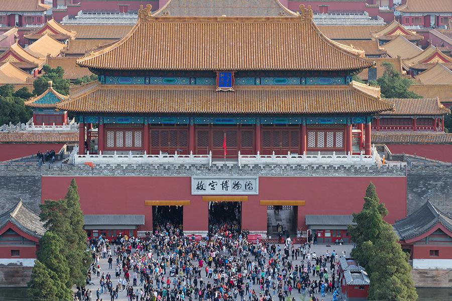 Themed routes along the Central Axis

Royal

The Palace Museum-Jingshan Park-Beihai Park

The Palace Museum stands at the center of the Central Axis and is known as the biggest and most complete ancient palace complex in the world. This route offers a bird\'s-eye view of the museum from Jingshan and the picturesque scenery of the royal gardens and lake in Beihai Park.

Architecture

Temple of Heaven-Xiannongtan-Yongdingmen

The Temple of Heaven and Xiannongtan, the Temple of Agriculture, are symbols of feudal imperial ideology and its profound ritual culture. At Yongdingmen, the southern end of the Central Axis, tourists can climb the tower to overlook the whole of Central Axis and take in the charm of Beijing.

Rhyme

Beijing folk culture

The route covers Beijing\'s renowned art facilities, such as Laoshe Teahouse, Huguang Guild Hall and Tianqiao Art Center, which stages performances of traditional crosstalk and Peking Opera. It\'s one of the best ways to experience the civil culture and folk art of this ancient capital.

Art

Yishu 8-National Art Museum-Beijing People\'s Art Theatre-National Centre for the Performing Arts

Beijing\'s profound history and culture have been preserved in its artistic works. The Yishu 8 offers pioneering art innovation, while the National Art Museum displays the country\'s art treasures. Modern art performances can be enjoyed at the Beijing People\'s Art Theatre and the National Centre for the Performing Arts.

Museum

National Museum-China Railway Museum-Beijing Museum of Natural History

The Central Axis has rich museum resources. The National Museum records the nation\'s 5,000-year civilization. The railway museum tells the history of the nation\'s railway over 130 years. Visitors can also appreciate the country\'s natural history on this route, including the fossils and dinosaur skeletons at the Beijing Museum of Natural History.

Hutong

Nanluoguxiang-Shijia Hutong-Lumicang Hutong-Dongtangzi Hutong

This route takes tourists to the old alleyways that are characteristic of the old capital. It also includes the residences of famous historical figures and a courtyard dating back to the capital\'s earliest days in the Yuan Dynasty (1271-1368).

Leisure

Shichahai-Yandai Xiejie-Drum and Bell Towers

One walks through the time on this route, discovering interesting things from antiques to calligraphy and painting, from smoking utensils to snacks. And the morning bell and dusk drum can still be heard at the Drum and Bell Towers.

Fashion

Wangfujing-Donghuangchenggen

This route takes visitors to one of the most famous commercial streets in Beijing, where they could discover traditional time-honored Chinese brands and international items. In addition to shopping and food plazas, one can also view a church and take in a show at a theater. (Photo provided to China Daily)
