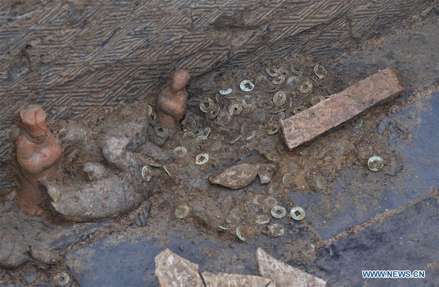 Photo taken on Nov. 15, 2018 shows a relic discovered with a tomb dated from the Eastern Han Dynasty (25-220) in Chenghua District of Chengdu, capital of southwest China\'s Sichuan Province. Altogether four tombs from the Eastern Han Dynasty (25-220) were discovered here in October this year, according to the Chengdu cultural relics and archeology research institute. (Xinhua/Liu Kun)