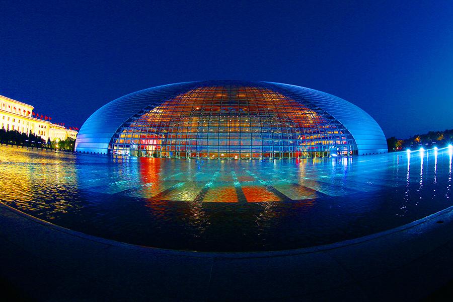 National Centre for the Performing Arts. (PHOTO BY CHEN XIAOGEN/FOR CHINA DAILY)
Fourteen historical sites along the axis, including Qianmen, the Forbidden City, Jingshan Park, the Drum and Bell Towers, Chairman Mao Zedong Memorial Hall, the Monument to the People\'s Heroes and Tiananmen Square have been identified as key heritage sites.

Soto visited Qianmen and a few time-honored shops and the Beijing Fun zone and learned about their history.

\