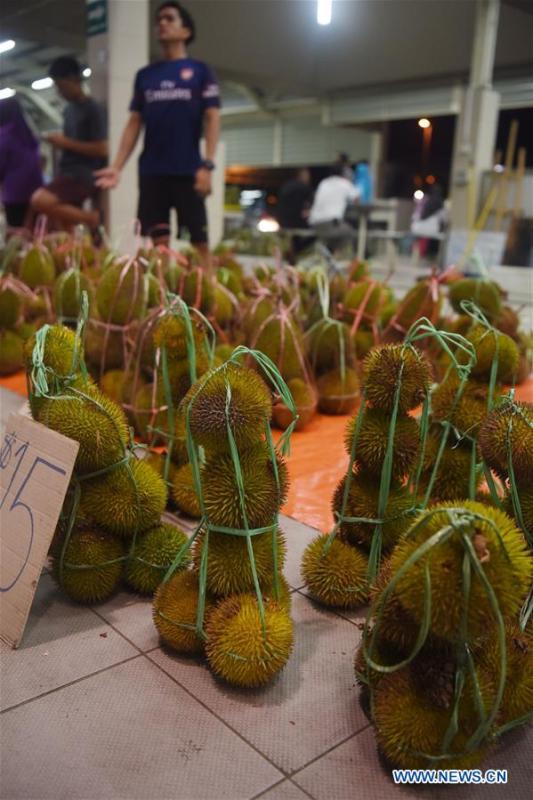 Photo taken on Nov. 18, 2018 shows durians at the Gadong Night Market in Bandar Seri Begawan, capital of Brunei. (Xinhua/Wang Shen)