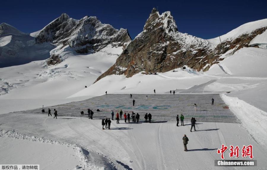 A giant postcard of approximately 2500 square meters made of contributions from over 125\'000 individual postcards containing messages aiming to fight climate change and global warming, is pictured on the Aletsch glacier near the Jungfraujoch saddle by the Jungfrau peak, in Switzerland, Nov 16, 2018.(Photo/Agencies)