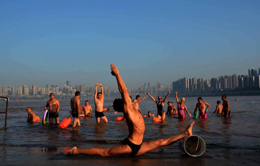 Wang Wanming, 61, a retiree in Southwest China\'s Chongqing municipality, has been practicing yoga almost every day by the Yangtze River for six years. His technique has made him a local celebrity. (Photo provided to chinadaily.com.cn)