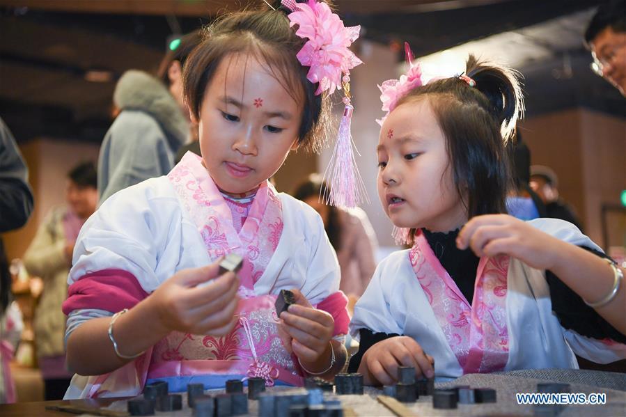 Primary school students experience the processes of movable-type printing in Shenyang, capital of northeast China\'s Liaoning Province, Nov. 18, 2018. (Xinhua/Long Lei)