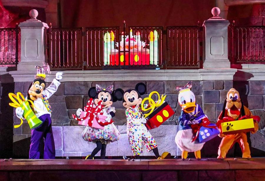 Mickey, Minnie Mouse and other popular Disney characters at the party. (Photo provided to chinadaily.com.cn)
Disney fans gathered across Shanghai on Nov. 18 to celebrate the 90th birthday of the Mickey Mouse through a series of special events in the city.
To start their day, Mickey and its companion Minnie Mouse made a surprise visit to the Shanghai International Marathon, one of the most popular sport events in China. There, they cheered on participants from around the world and waved as more than 30,000 runners wished them \