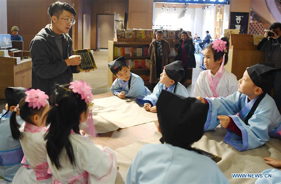 Primary school students experience the processes of movable-type printing in Shenyang, capital of northeast China\'s Liaoning Province, Nov. 18, 2018. (Xinhua/Long Lei)