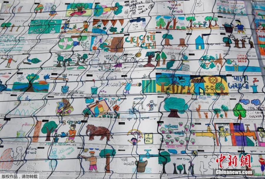 A giant postcard of approximately 2500 square meters made of contributions from over 125\'000 individual postcards containing messages aiming to fight climate change and global warming, is pictured on the Aletsch glacier near the Jungfraujoch saddle by the Jungfrau peak, in Switzerland, Nov 16, 2018. (Photo/Agencies)