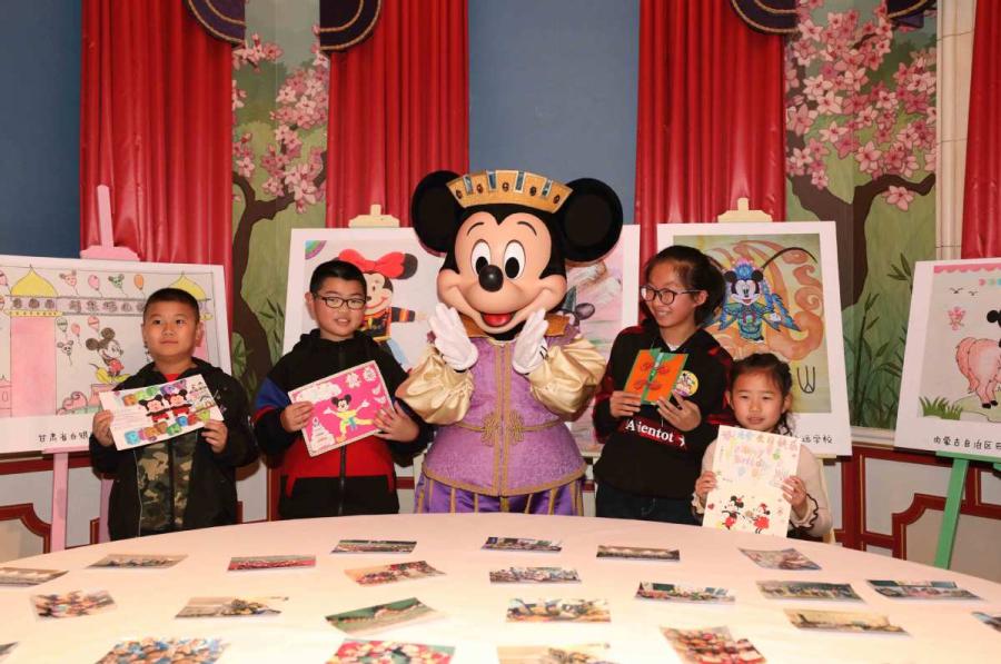 Mickey takes a group picture with young visitors at his birthday party on Nov. 18. (Photo provided to chinadaily.com.cn)