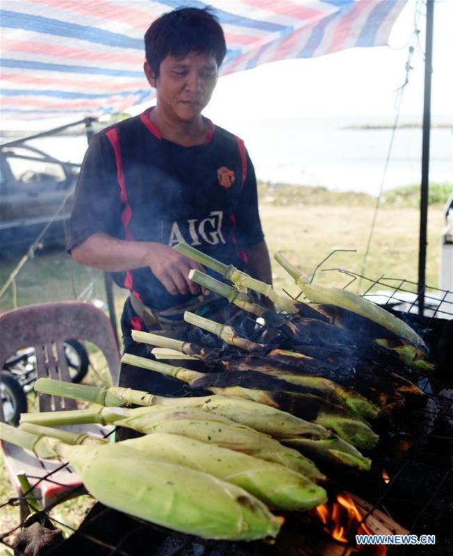 A vendor grills corns in Bandar Seri Begawan, capital of Brunei, on Nov. 18, 2018. (Xinhua/Wang Shen)
