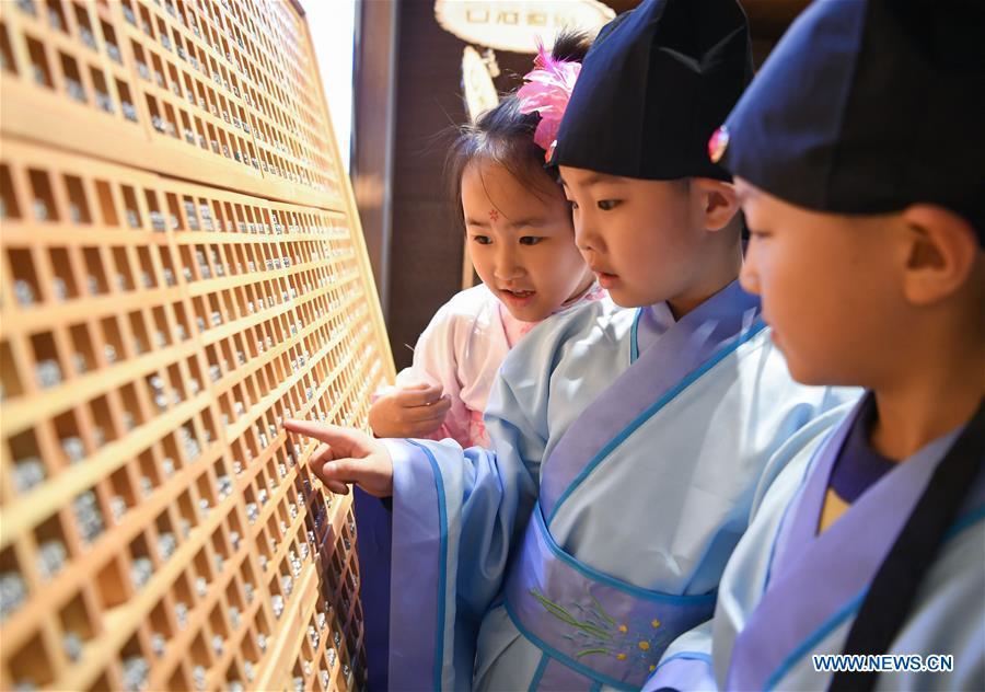 Primary school students experience the processes of movable-type printing in Shenyang, capital of northeast China\'s Liaoning Province, Nov. 18, 2018. (Xinhua/Long Lei)