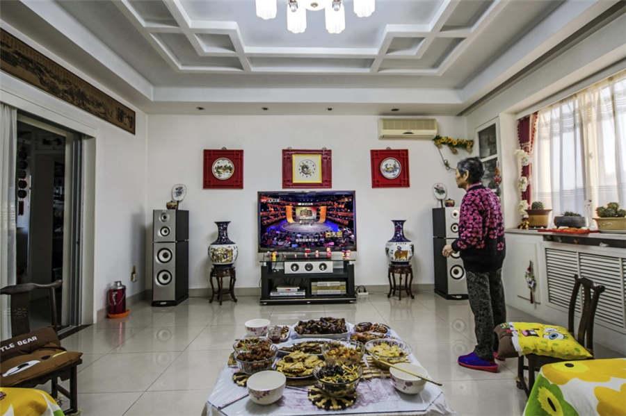 A senior citizen watches a health education show on TV in Yanjiao, North China\'s Hebei Province, Feb 5, 2015. (Photo provided to chinadaily.com.cn)