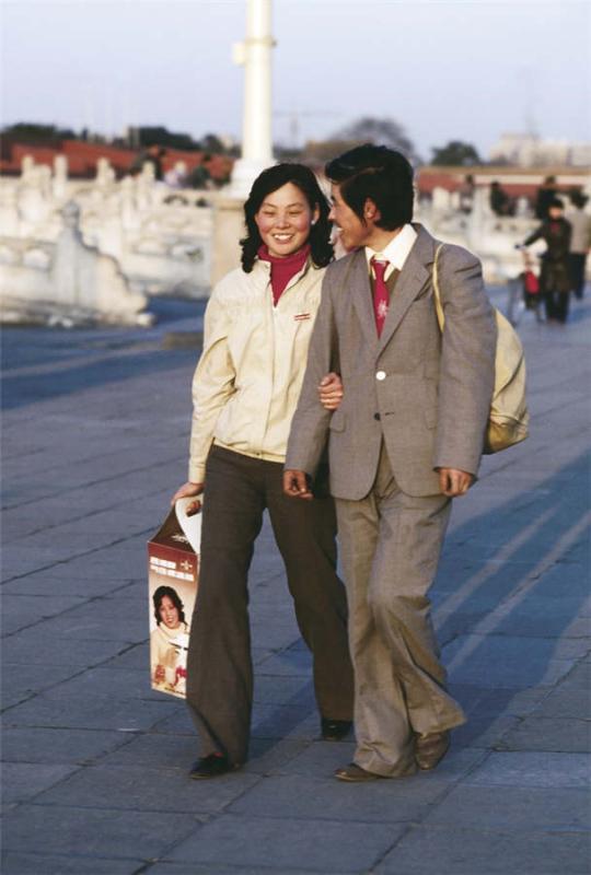 A couple strolls through Tiananmen Square in Beijing in 1986. (Photo provided to chinadaily.com.cn)
