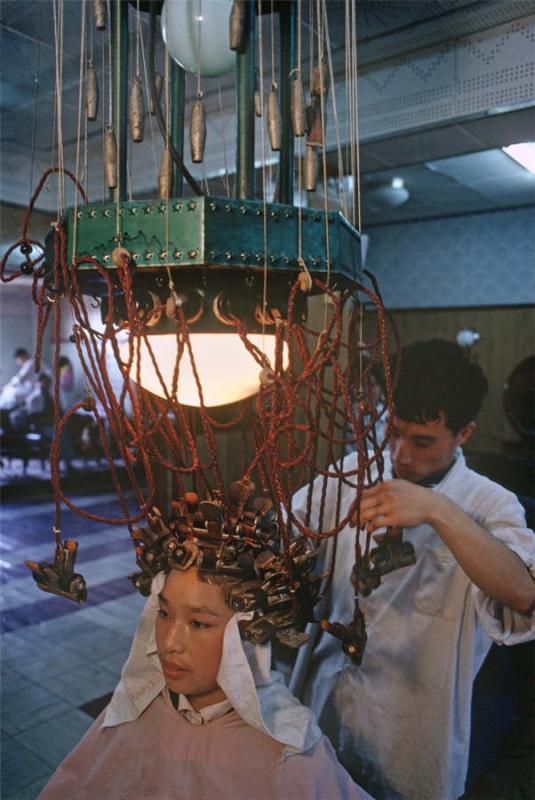 A woman gets a perm in Shanghai, 1980.  (Photo provided to chinadaily.com.cn)