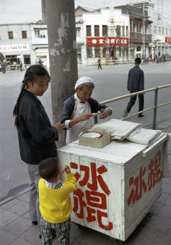 A woman buys an ice pop from a vendor in June 1973. (Photo provided to chinadaily.com.cn)