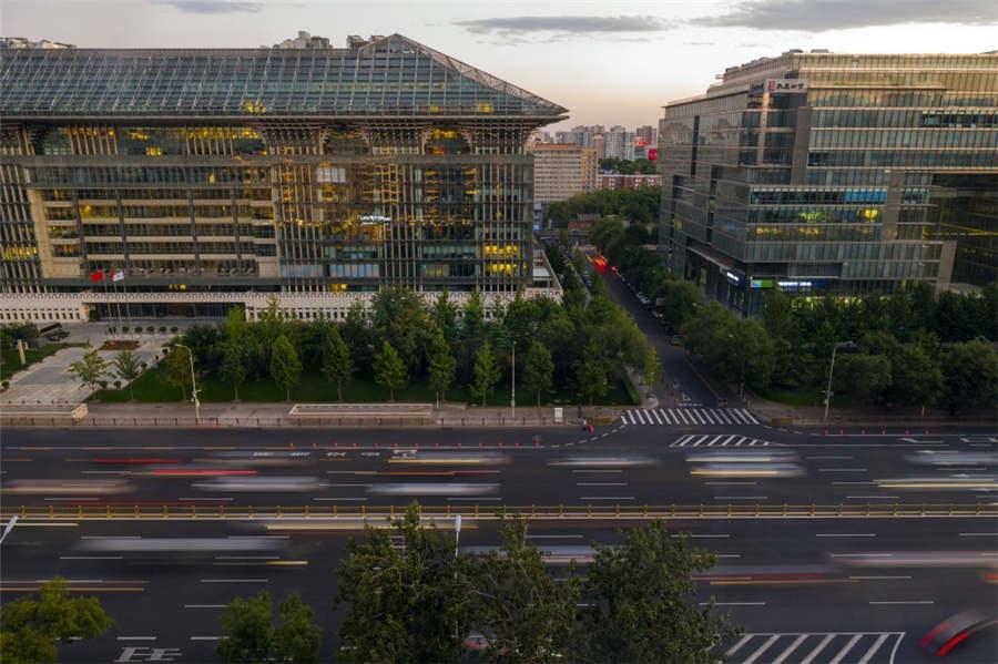 The view today from a window at Beijing Minzu Hotel on Chang\'an Avenue is dramatically different, Sept. 22, 2018. (Photo provided to chinadaily.com.cn)