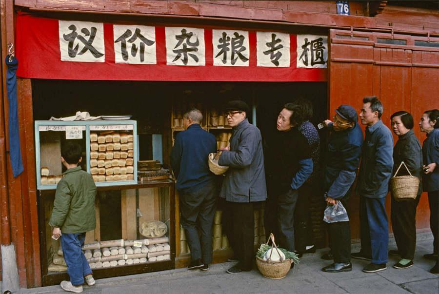 People in Shanghai line up to purchase food, in July of 1980. (Photo provided to chinadaily.com.cn)