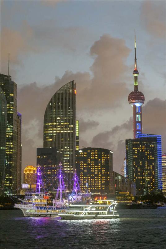 A cruise ship makes its way past the modern skyline on the Huangpu River in Shanghai, Aug 14, 2018. (Photo provided to chinadaily.com.cn)