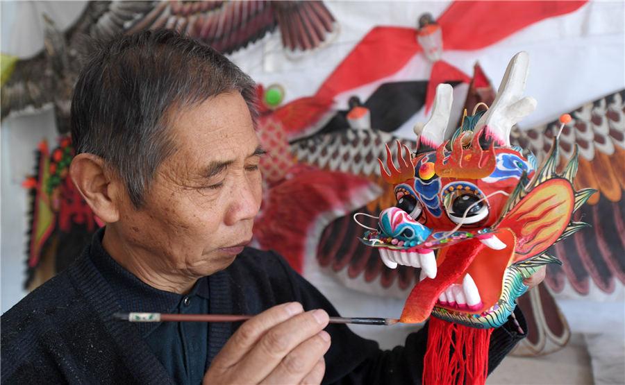 Li works at his home in Yuncheng, East China\'s Shanxi Province, on Nov. 19, 2018. (Photo by Xue Jun/Asianewsphoto)