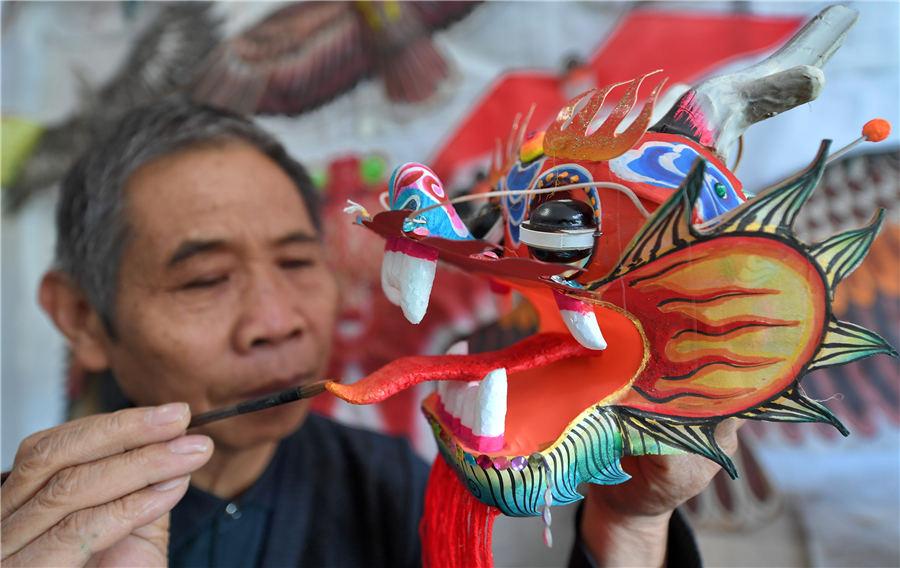 Li works at his home in Yuncheng, East China\'s Shanxi Province, on Nov. 19, 2018. (Photo/Asianewsphoto)