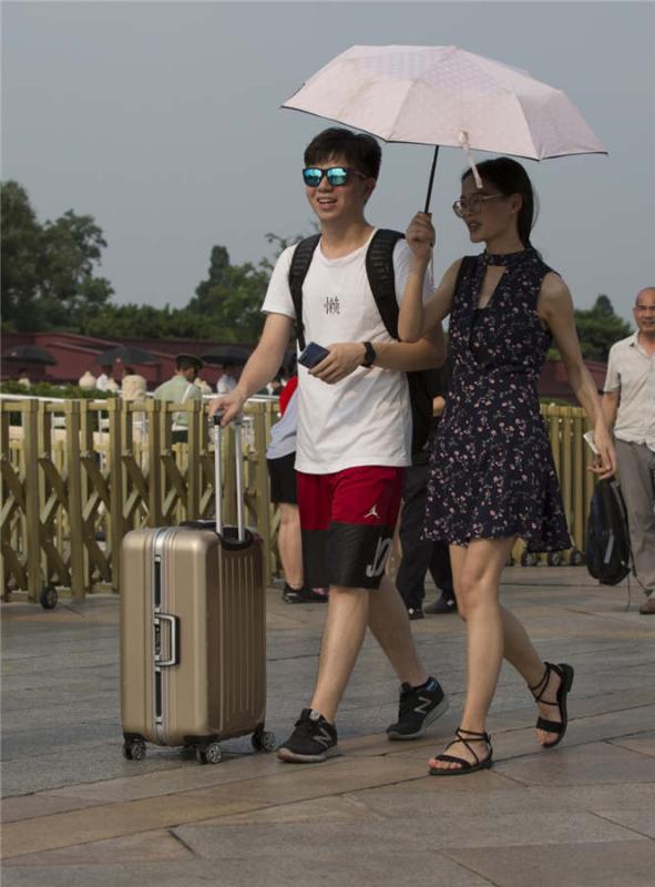 A couple walks through Tiananmen Square in Beijing on July 21, 2018.  (Photo provided to chinadaily.com.cn)