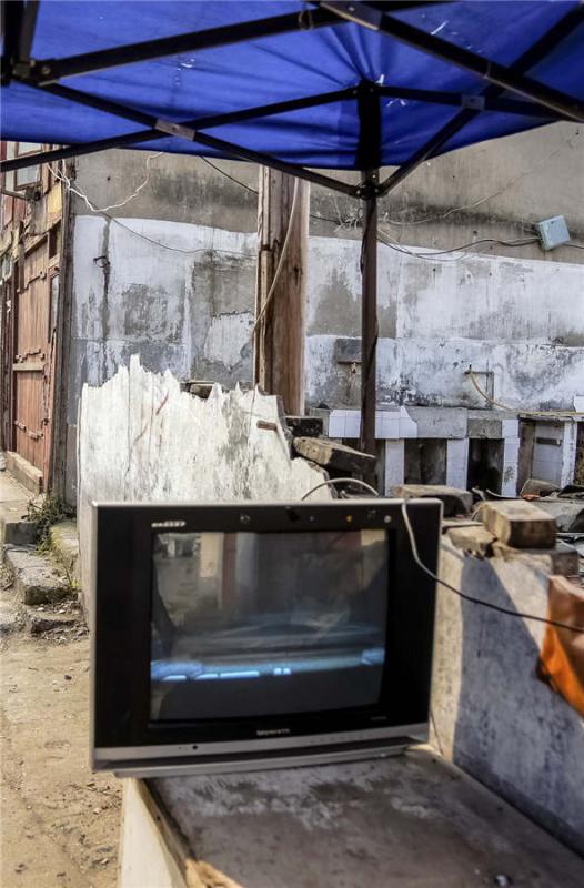 A television years ago was a precious item. Television now is just a common home appliance, as seen in Huangpu district, Shanghai, Dec. 23, 2012. (Photo provided to chinadaily.com.cn)