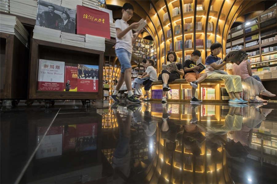 The interior of the fashionable Zhongshuge bookstore in Shanghai\'s Xuhui district is sleek and sophisticated, Sept 23, 2018. (Photo provided to chinadaily.com.cn)