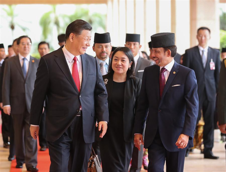 Chinese President Xi Jinping (L, front) and Brunei\'s Sultan Haji Hassanal Bolkiah head for the venue of their talks in Bandar Seri Begawan, Brunei, Nov. 19, 2018. (Xinhua/Ju Peng)
