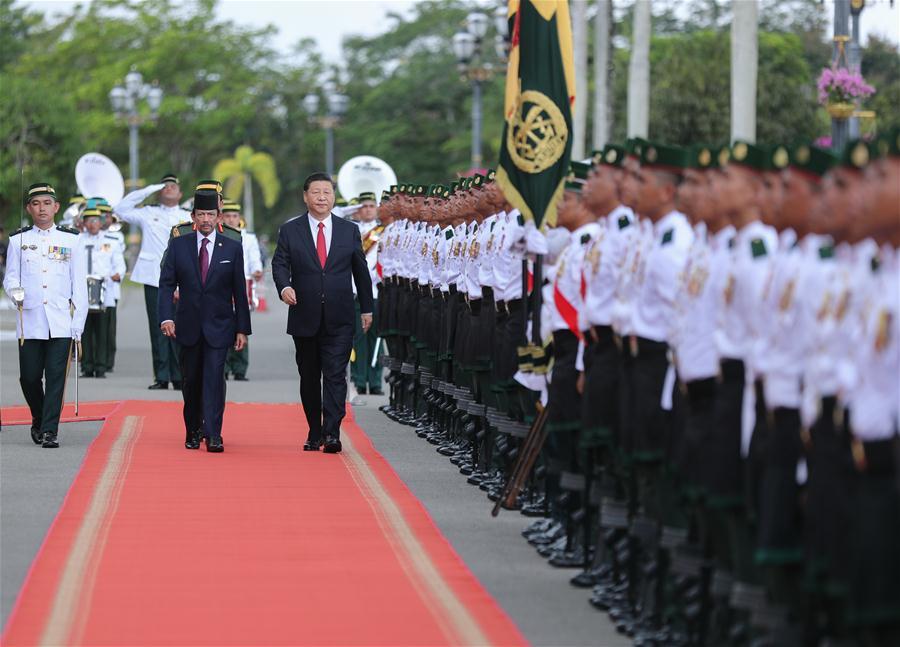 Chinese President Xi Jinping, accompanied by Brunei\'s Sultan Haji Hassanal Bolkiah, inspects the guard of honor in Bandar Seri Begawan, Brunei, Nov. 19, 2018. Xi attended a grand welcome ceremony held by Hassanal at Istana Nurul Iman, Brunei\'s royal palace, before their talks on Monday. (Xinhua/Ju Peng)