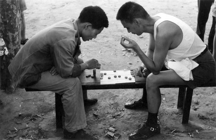 Two men play chess on a bench in Shanghai, 1971.  (Photo provided to chinadaily.com.cn)