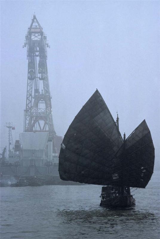 An old fashioned sailboat is seen on the Huangpu River in Shanghai, 1980.  (Photo provided to chinadaily.com.cn)