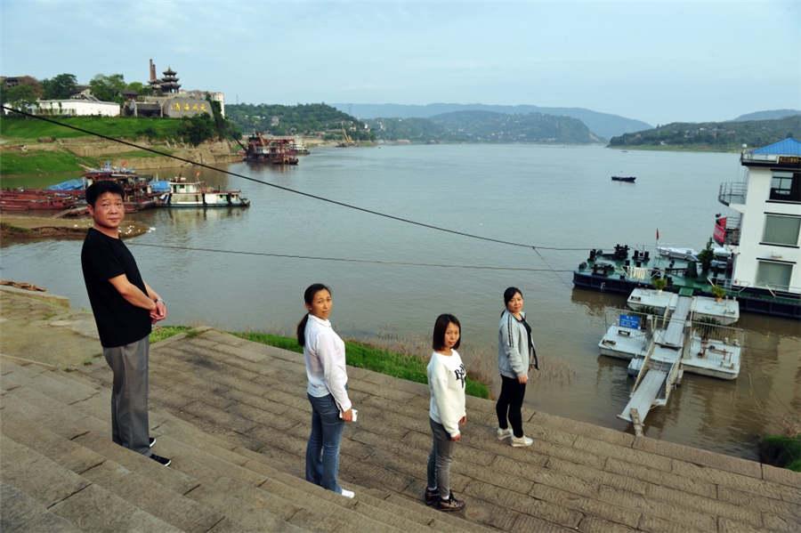 Four childhood friends take a photo years later at the riverside of the Changshou River in Chongqing, April 27, 2018.  (Photo provided to chinadaily.com.cn)