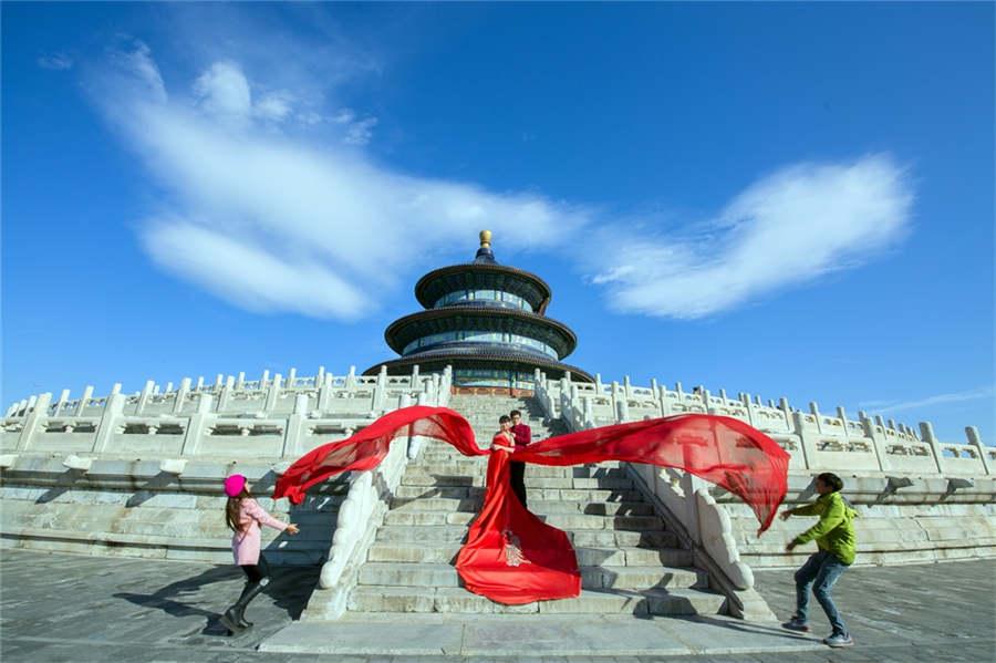Newlyweds pose for elaborate wedding photos at the Temple of Heaven in Beijing, Sept 18, 2015.  (Photo provided to chinadaily.com.cn)