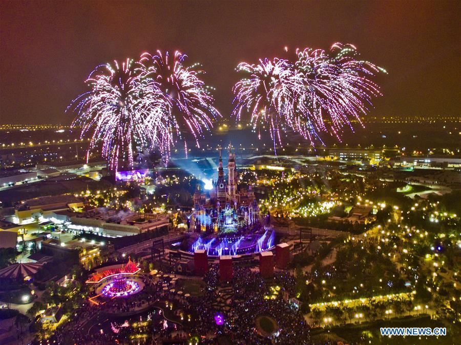Photo taken on June 4, 2016 shows the night scene of Shanghai Disney Resort in Shanghai, east China. China is slated to become world\'s largest theme park market by 2020, when the number of tourists is expected to exceed 230 million, according to a fresh report by U.S. engineering firm AECOM. The number of tourists to Chinese theme parks have seen an average annual growth of 13 percent in the past decade, and reached 190 million in 2017. The number is expected to keep the double digit growth in the following years, according to the report. The report attributes the rapid growth to Chinese consumers\' rising income that sparks greater demands on leisure activities, as well as more convenient public transportation systems. (Xinhua/Niu Yixin)