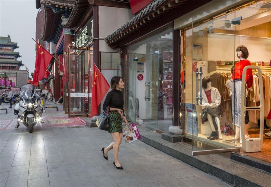 The former street stalls on Sihou Street in Kaifeng city, Central China\'s Henan Province, are replaced with a commercial plaza, Sept. 26, 2018. (Photo provided to chinadaily.com.cn)