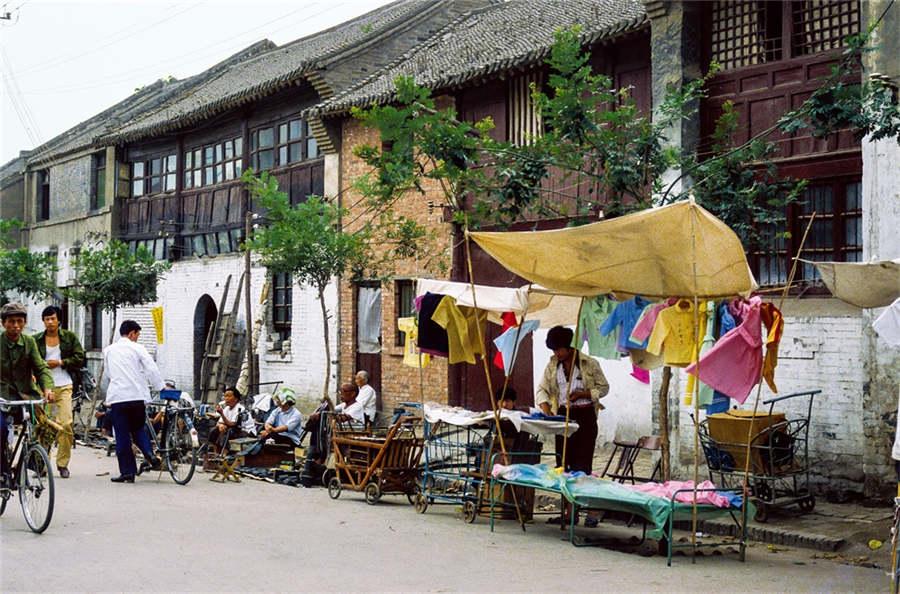 A street stall is set up in downtown Kaifeng city, Central China\'s Henan Province, in the 1980s. (Photo provided to chinadaily.com.cn)