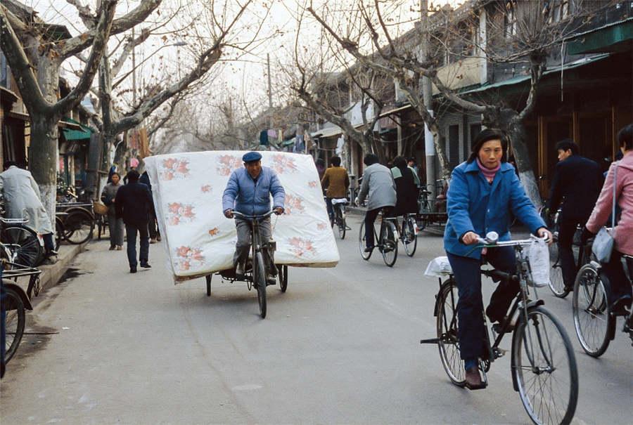 Bicycles are used to help move house in Yangzhou city in East China\'s Jiangsu Province in the 1980s.  (Photo provided to chinadaily.com.cn)