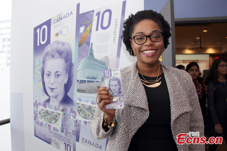 A woman holds a $10 banknote featuring Viola Desmond in Toronto, Canada, Nov. 19, 2018. The banknote is the first vertically oriented bill in Canada and the first regularly circulating banknote to feature a Canadian woman, civil rights advocate Viola Desmond, on the front. (Photo: China News Service/Yu Dongrui)