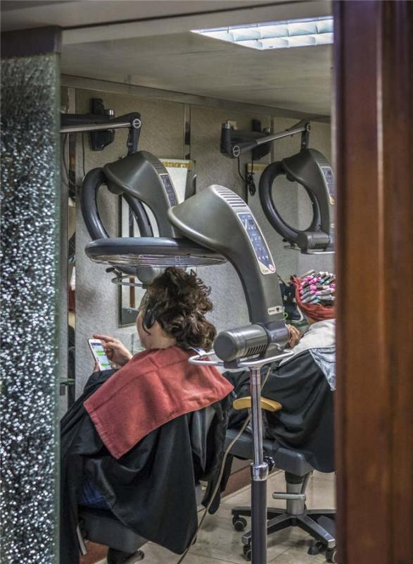 Women get their hair done in a modern hair salon in Shanghai, April 28, 2018. (Photo provided to chinadaily.com.cn)