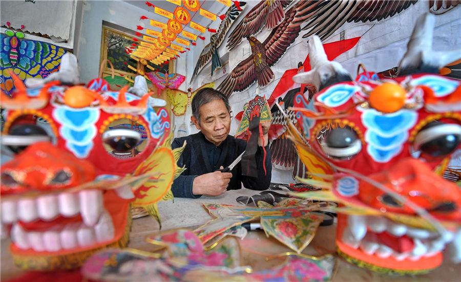 Li works at his home in Yuncheng, East China\'s Shanxi Province, on Nov. 19, 2018. (Photo/Asianewsphoto)

Li Ruzhen, a 65-year-old retiree from a local cultural center in Yuncheng, East China\'s Shanxi Province, has had a lifelong hobby: kite-making. He has crafted over 2,000 kites over the past three decades. These exquisite handicrafts come in all sizes and colors, an example of folk art heritage in Shanxi.