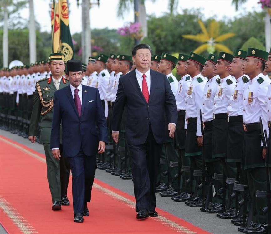 Chinese President Xi Jinping, accompanied by Brunei\'s Sultan Haji Hassanal Bolkiah, inspects the guard of honor in Bandar Seri Begawan, Brunei, Nov. 19, 2018. Xi attended a grand welcome ceremony held by Hassanal at Istana Nurul Iman, Brunei\'s royal palace, before their talks on Monday. (Xinhua/Ju Peng)