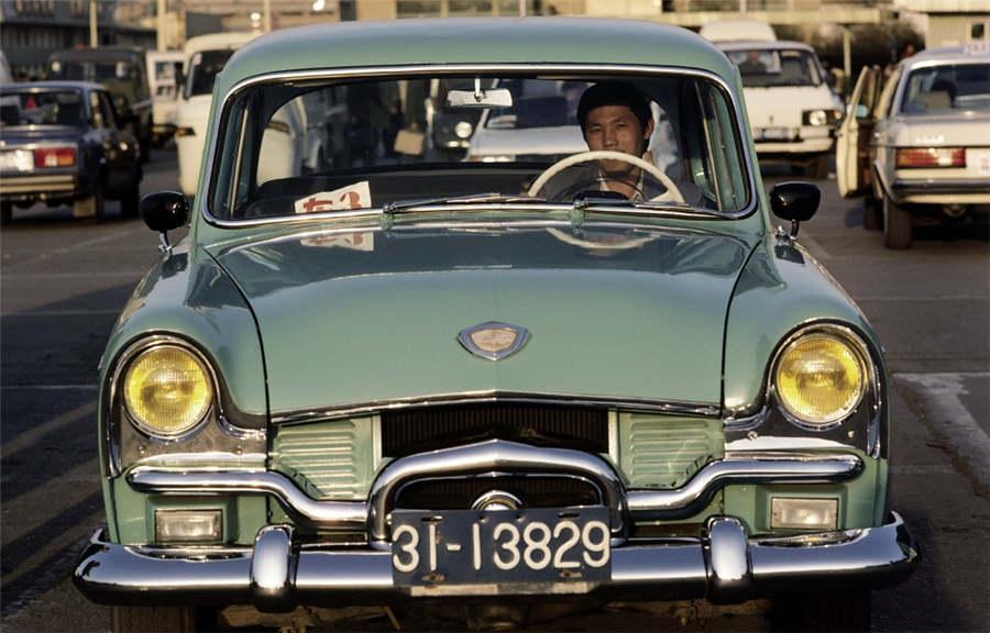 A Shanghai Brand car drives on Chang\'an Avenue in Beijing, 1986. (Photo provided to chinadaily.com.cn)