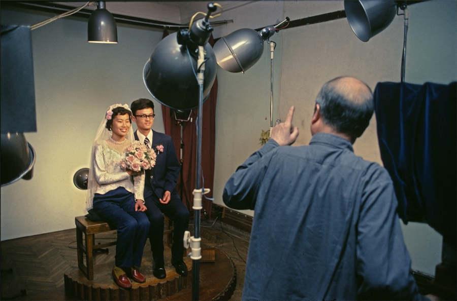 Newlyweds pose for simple wedding photos in Shanghai, in August 1980. (Photo provided to chinadaily.com.cn)