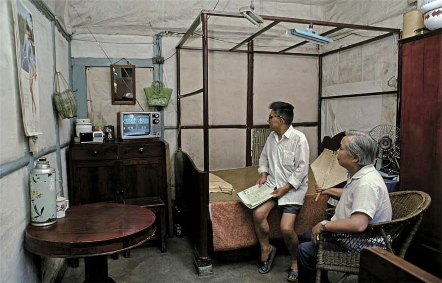 Two men watch a show on electrotechnics on a TV in Chengdu, Southwest China\'s Sichuan Province, in 1987. (Photo provided to chinadaily.com.cn)