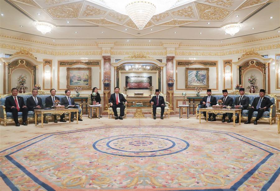 Chinese President Xi Jinping (6th L) holds talks with Brunei\'s Sultan Haji Hassanal Bolkiah (5th R) in Bandar Seri Begawan, Brunei, Nov. 19, 2018. (Xinhua/Ju Peng)