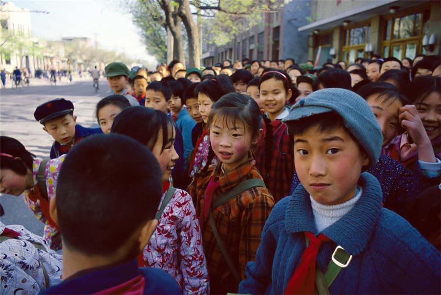 Students wait for a school bus in Beijing, 1979.  (Photo provided to chinadaily.com.cn)