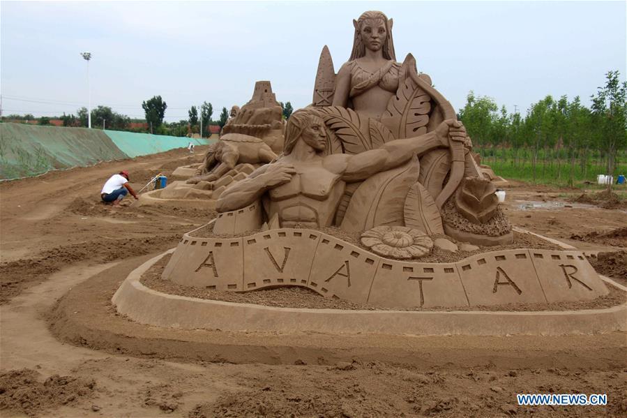 Sand sculpture artists work at a sand sculpture theme park in Binzhou High-tech Development Zone of east China\'s Shandong Province, July 19, 2017. China is slated to become world\'s largest theme park market by 2020, when the number of tourists is expected to exceed 230 million, according to a fresh report by U.S. engineering firm AECOM. The number of tourists to Chinese theme parks have seen an average annual growth of 13 percent in the past decade, and reached 190 million in 2017. The number is expected to keep the double digit growth in the following years, according to the report. The report attributes the rapid growth to Chinese consumers\' rising income that sparks greater demands on leisure activities, as well as more convenient public transportation systems. (Xinhua/Chu Baorui)