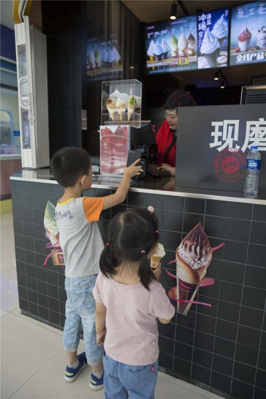 A child buys ice cream using WeChat Pay at a shopping mall in Tianjin municipality, May 27, 2018.  (Photo provided to chinadaily.com.cn)