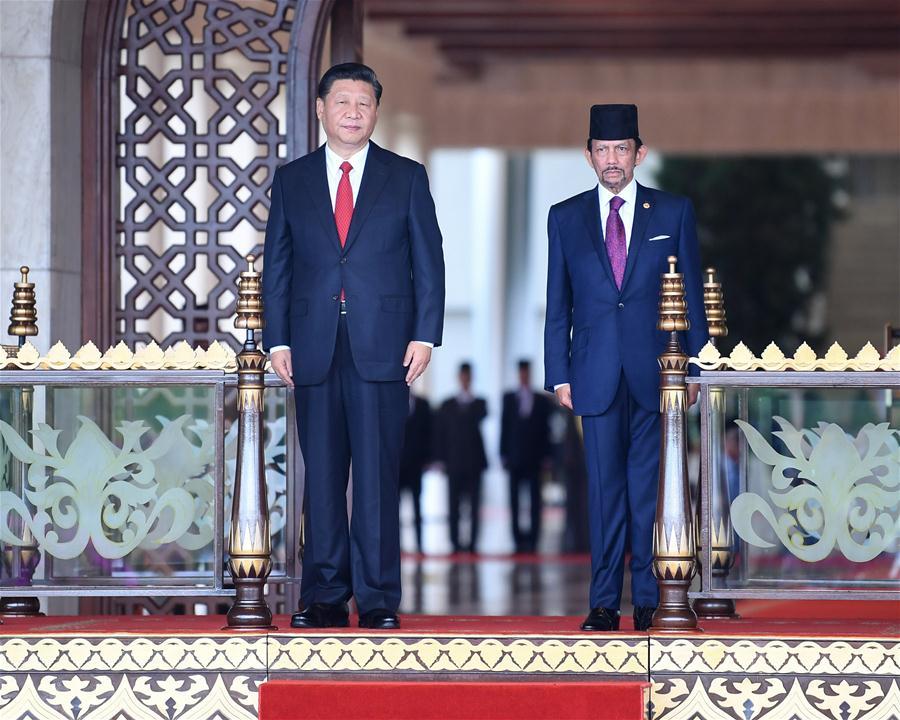 Chinese President Xi Jinping (L) attends a grand welcome ceremony held by Brunei\'s Sultan Haji Hassanal Bolkiah at Istana Nurul Iman, Brunei\'s royal palace, before their talks in Bandar Seri Begawan, Brunei, Nov. 19, 2018. (Xinhua/Yan Yan)