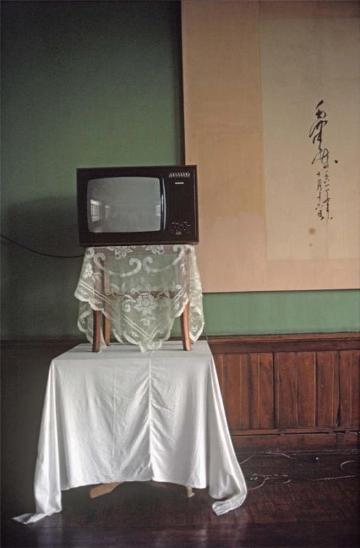 A television in a citizen\'s home sits in a place of honor, 1979. (Photo provided to chinadaily.com.cn)